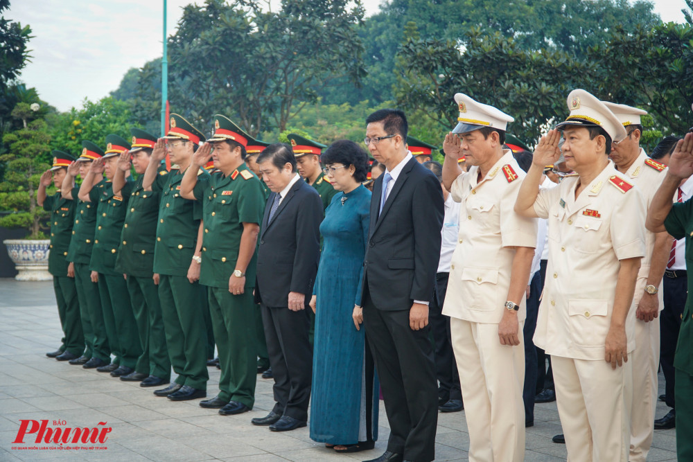 Đoàn lãnh đạo thành phố cúi mình mặc niệm các anh hùng liệt sĩ