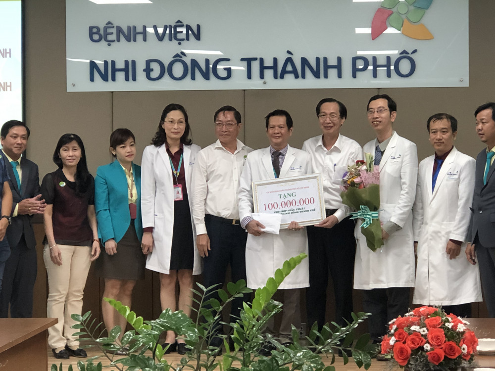 Phó Chủ tịch UBND TPHCM Lê Thanh Liêm trao thưởng 100 triệu đồng cho ê kíp phẫu thuật song Nhi.