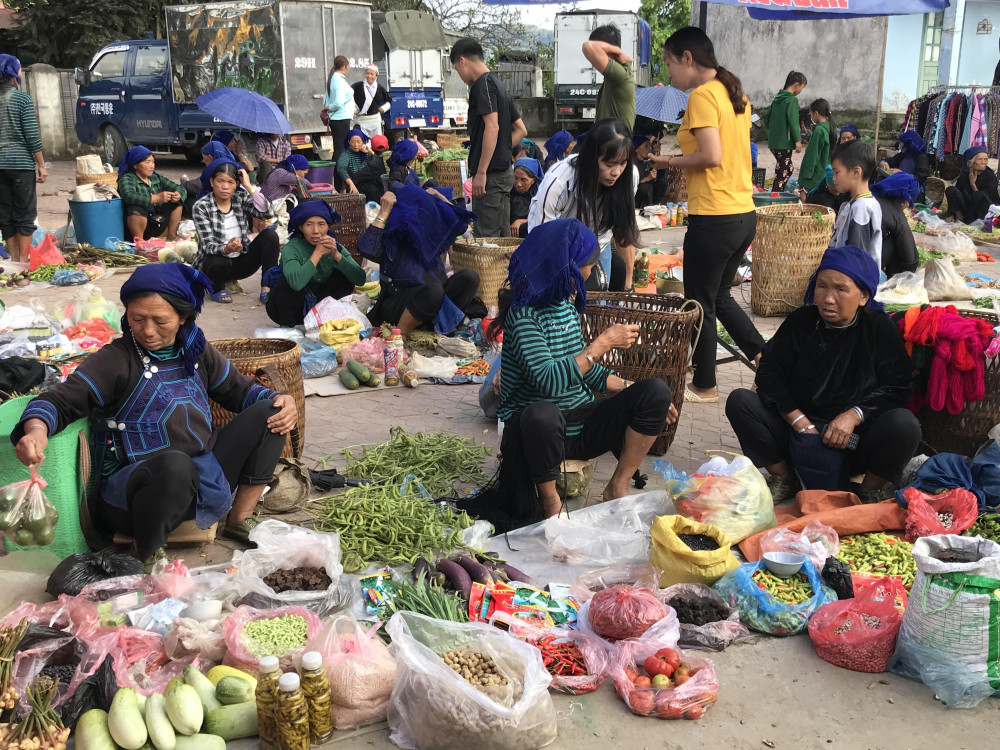 Nông sản được bày bán tại chợ phiên Y Tý. Ảnh: Cường Kaon