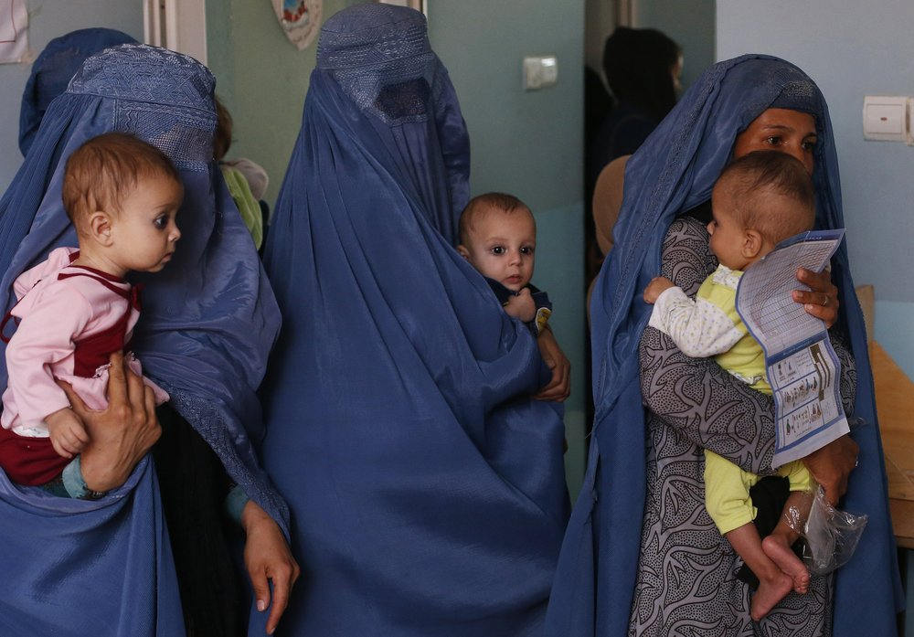 Các bà mẹ đưa con suy dinh dưỡng đến một phòng khám của UNICEF ở Jabal Saraj, phía bắc Kabul, Afghanistan - Ảnh: AP
