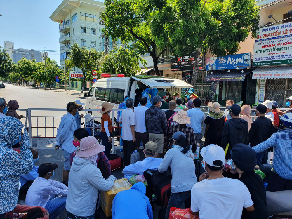 Bệnh nhân và người nhà chen chúc chờ vận chuyển vào chạy thận tại chốt Quang Trung-Đống Đa