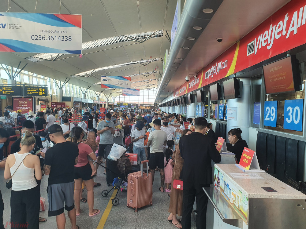 Sân bay Đà Nẵng chật cứng hành khách rời thành phố