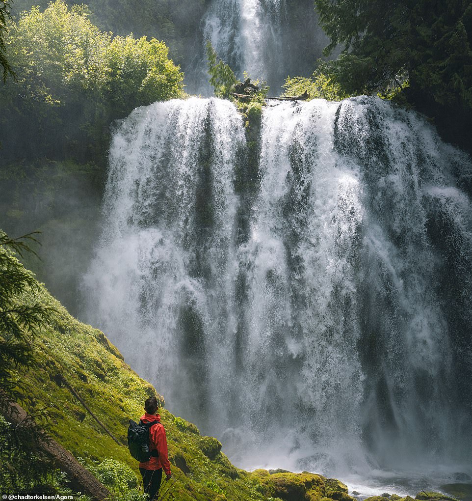 Nhiếp ảnh gia người Mỹ Chad Torkelsen tình cờ gặp thác nước khi đi bộ ở trung tâm tiểu bang Oregon và ngay lập tức lấy máy ảnh lưu giữ khoảng khắc. Ông giải thích: “Sau khi đi đường dài, chúng tôi đã nhìn thấy thác nước “quái vật” này, một trong những địa điểm đẹp nhất mà tôi từng thấy ở Oregon.