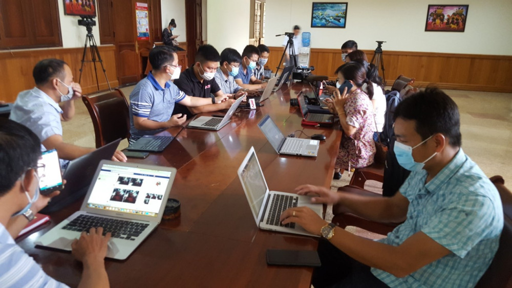 Nhiều phóng viên báo chí tập trung tại UBND tỉnh Đắk Lắk để nắm thông tin ca ca dương tính đầu tiên