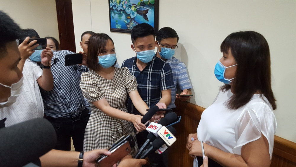 Bà H'Yim Kđoh thông tin đến báo chí về công tác phòng chống dịch sau khi phát hiện ca dương tính đầu tiên