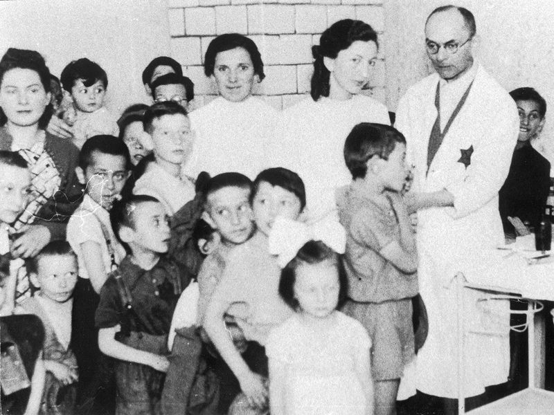 Các bác sĩ Do Thái đang khám bệnh cho những người bị giam cầm tại khu ổ chuột - Ảnh: Getty