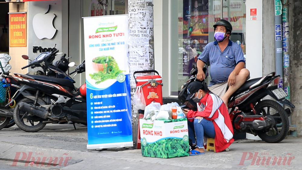 Rong nho được bán trên đường Phan Huy Ích quận 12, thành phố Hồ Chí Minh.