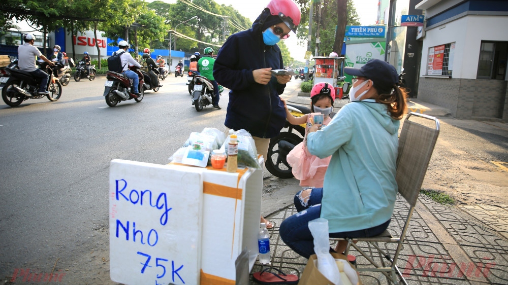 Khách mua rong nho trên đường Quang Trung, quận Gò Vấp, thành phố Hồ Chí Minh chiều 29/7.