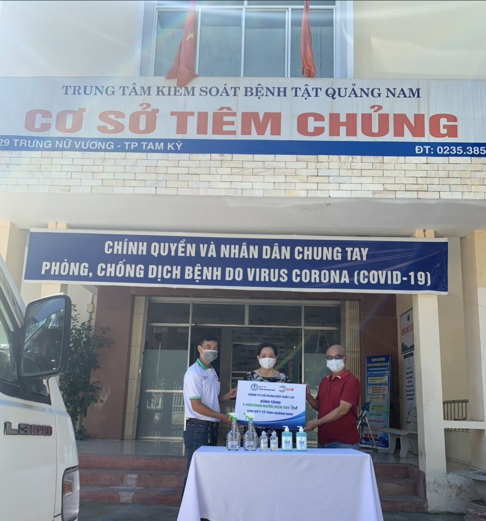 Đại diện On1 trao tặng 1.480 chai sản phẩm (bao gồm gel rửa tay khô, nước rửa tay, dung dịch rửa tay khô) cho Sở Y tế Quảng Nam sáng ngày 29/7