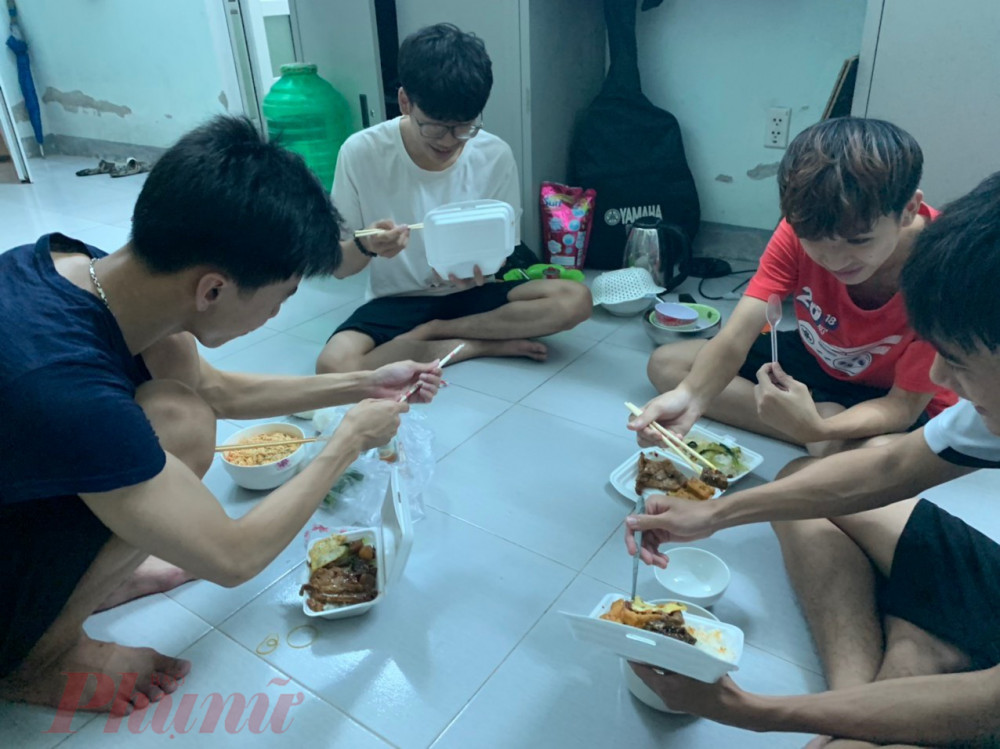 Bữa cơm tối của các em sinh viên ở KTX Trường ĐH Công nghệ thông tin và truyền thông Việt Hàn
