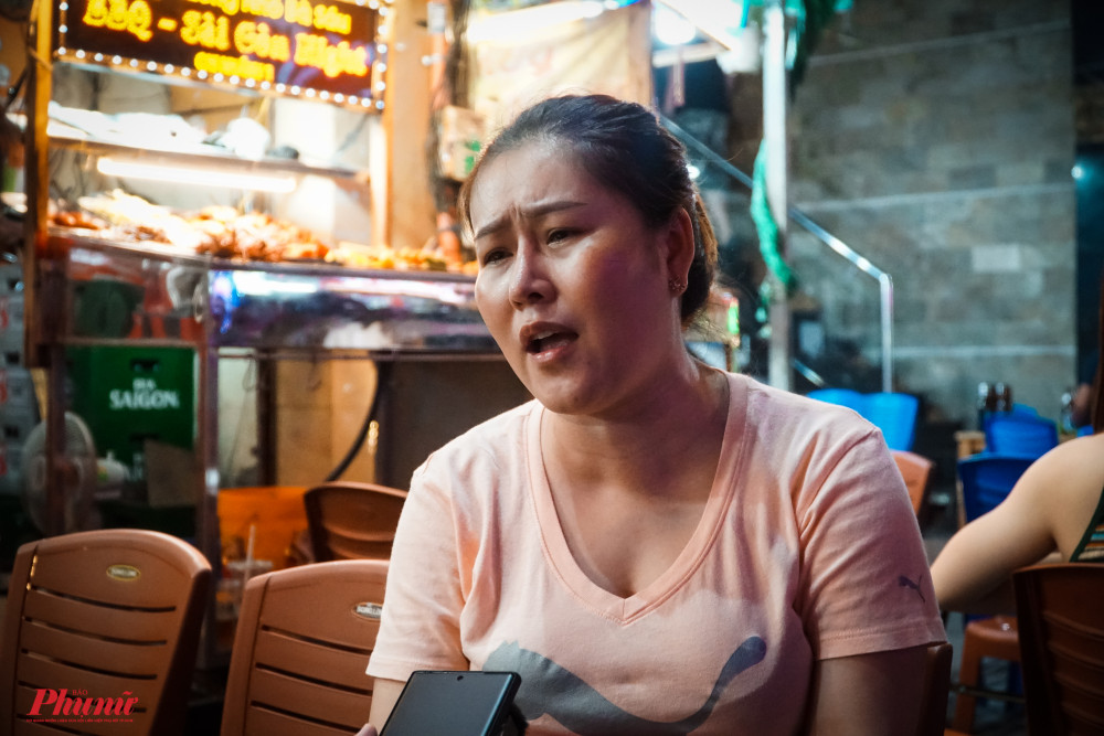 Chị Đào Thị Dung, kinh doanh quán ăn trên đường Bùi Viện chia sẻ với báo chí