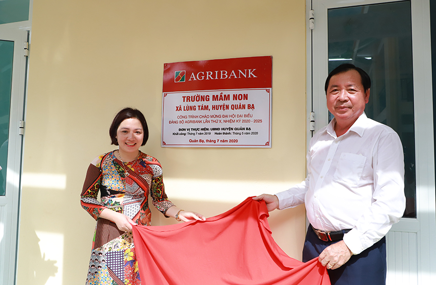 Ông Tiết Văn Thành - Tổng giám đốc Agribank cắt băng khánh thành Trường mầm non xã Lùng Tám, Huyện Quản Bạ