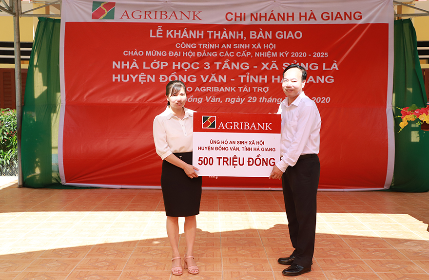 Đồng chí Phạm Hồ Bắc - Phó chủ tịch thường trực Công đoàn Agribank tặng kinh phí hỗ trợ công tác giáo dục cho Huyện Đồng Văn