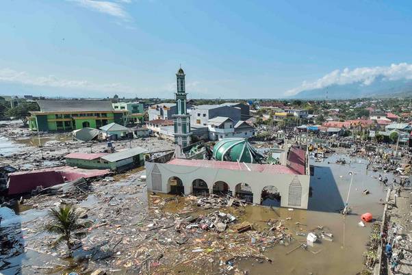 Tin giả gây ra nhiều khó khăn cho chính quyền trong đợt động đất gây sóng thần ở Sulawesi, Indonesia năm 2018. Ảnh: The Atlantic