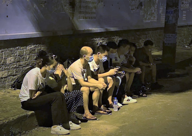 Những ngày gần đây, TPHCM liên tục phát hiện nhiều người Trung Quốc nhập cảnh trái phép. Trong ảnh, là những người Trung Quốc nghi nhập cảnh trái phép tại Q.Tân Phú ngày 30/7. Ảnh: internet