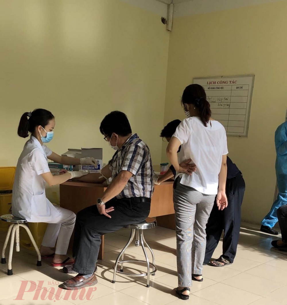 Nhân viên y tế Đà Nẵng lấy mẫu xét nghiệm