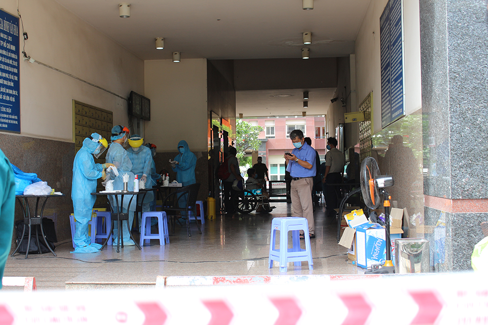 Nhân viên y tế lấy mẫu xét nghiệm cho toàn bộ cư dân tại block B chung cư Thái An vào sáng 1/8