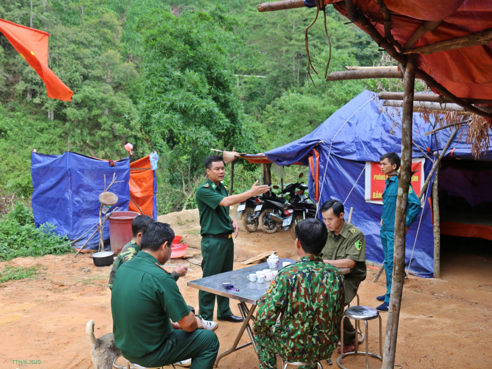 Sinh hoạt trong điều kiện không điện, không nước, thiếu thốn đủ thứ ở các chốt phòng chống dịch COVID-19, các chiến sĩ biên phòng Hà Giang ngày đêm bám biên để thực hiện nhiệm vụ. Ảnh: Trương Thuý Hằng.