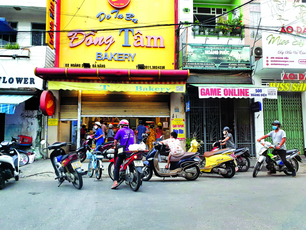 Người dân Đà Nẵng chen nhau vào mua hàng trong một tiệm bánh - Ảnh: Lê Đình Dũng
