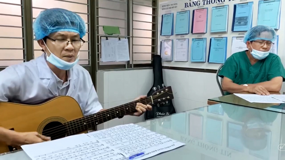 Bác sĩ  Nguyễn Quý Thiện, khoa Nội tiêu hóa bệnh viện C  Đà Nẵng hát  Đà Nẵng ngày  bão giông Ảnh: cắt từ clip