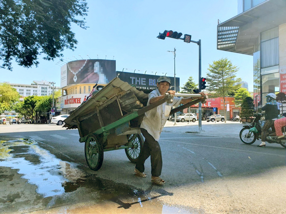 Chuyến hàng cuối cùng của người đàn ông bán ve chai trước khi Đà Nẵng thực hiện Chỉ thị 16 - Ảnh: Lê Đình Dũng