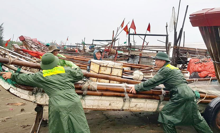 Lực lượng Biên phòng Nghệ An giúp ngư dân neo đậu tàu thuyền