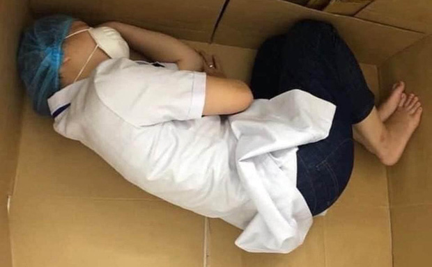 Hình ảnh nữ y tá một bệnh viện Đà Nẵng khom người ngủ trong thùng carton cũng gây chú ý nhiều ngày trên mạng xã hội. Nhiều người bày tỏ sự cảm động, nỗi xót xa và càng trân trọng nỗ lực của các y bác sĩ trong cuộc chiến chống COVID-19. Ảnh từ Facebook.