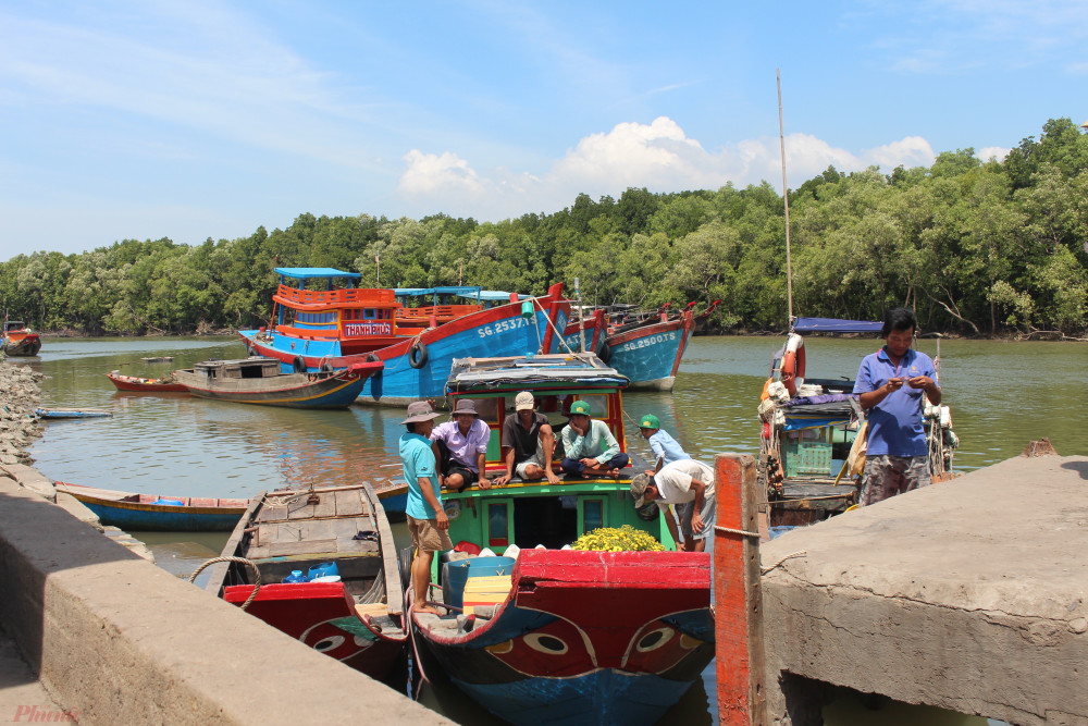 Nhũng ngư dân thảnh thơi trò chuyện trên thuyền.