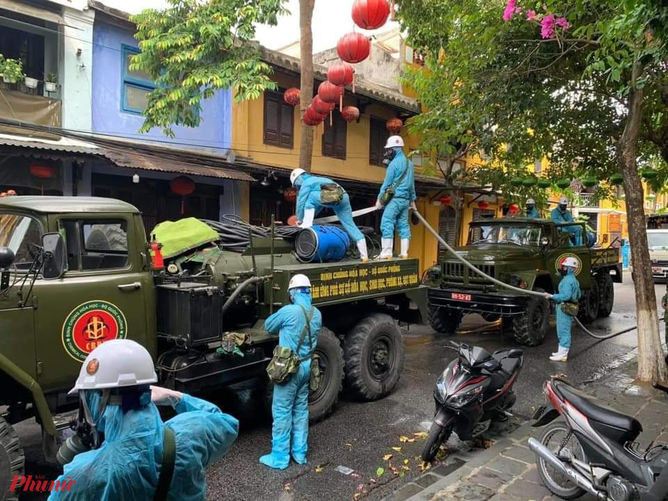 Quân đội phun khử trùng ở phố cổ Hội An