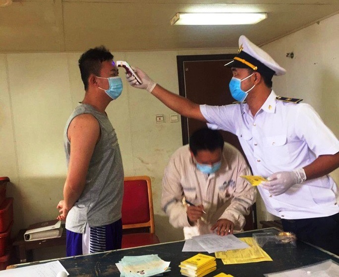 Kiểm tra thân nheiẹt các thuyền viên tàu tàu Amoy Dream. Ảnh: BĐBP Quảng Bình