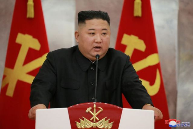Nhà lãnh đạo Triều Tiên Kim Jong-un phát biểu tại lễ kỷ niệm 67 năm Ngày Chiến thắng Chiến tranh giải phóng Tổ quốc vĩ đại và lễ Paektusan” trao tặng súng ngắn cho các sĩ quan chỉ huy cấp cao quân đội Triều Tiên - Ảnh: Reuters/KCNA