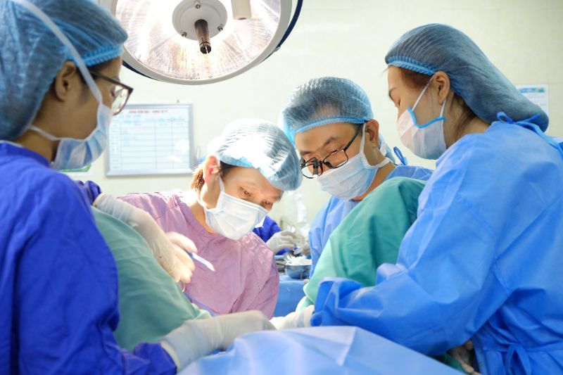 Các bác sĩ tiến hành phẫu thuật cho bệnh nhân để tìm lại hình hài nữ giới