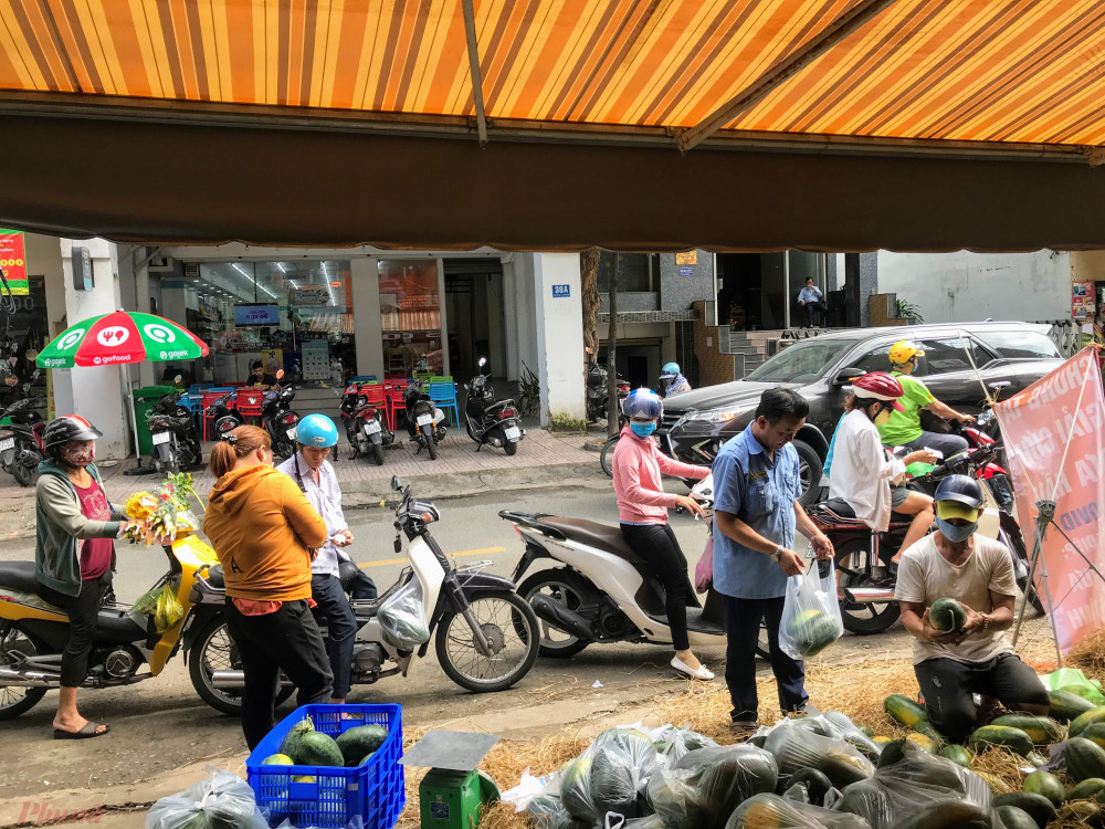 Trong sáng nay tại điểm bán quận Bình Thạnh cũng có khá đông khách hàng ghé mua dưa.