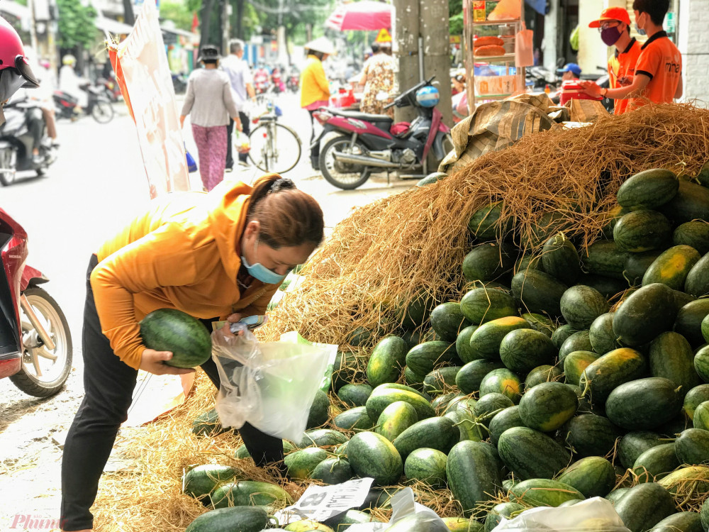 Theo một vài người mua dưa tại đây, giá dưa hấu 