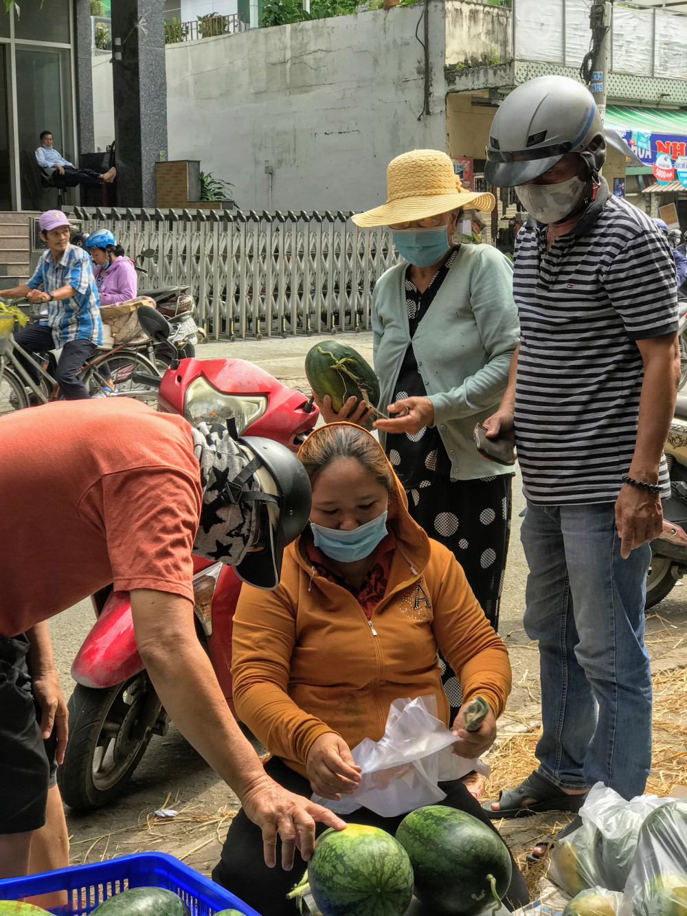 Mỗi người ghé mua vài trái dưa hỗ trợ cho nông dân, dưa hấu chủ yếu bán cho thương lái thu mua xuất khẩu nên quả khá đều quả.