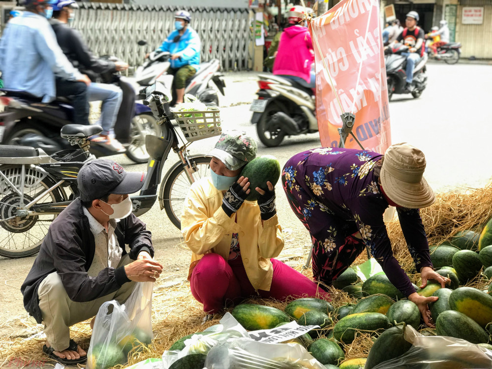 Anh Dương (Long An) đang sinh sống và làm việc tại TPHCM - người đứng ra mang dưa lên TPHCM bán 