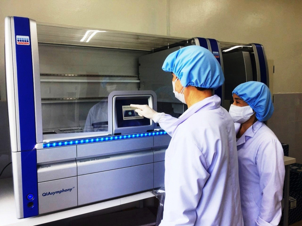 Hiện tại, trung bình một ngày Quảng Nam lấy 1.200-1.500 mẫu bệnh phẩm, và được phép khẳng đinh ca dương tính với SARS-CoV-2.