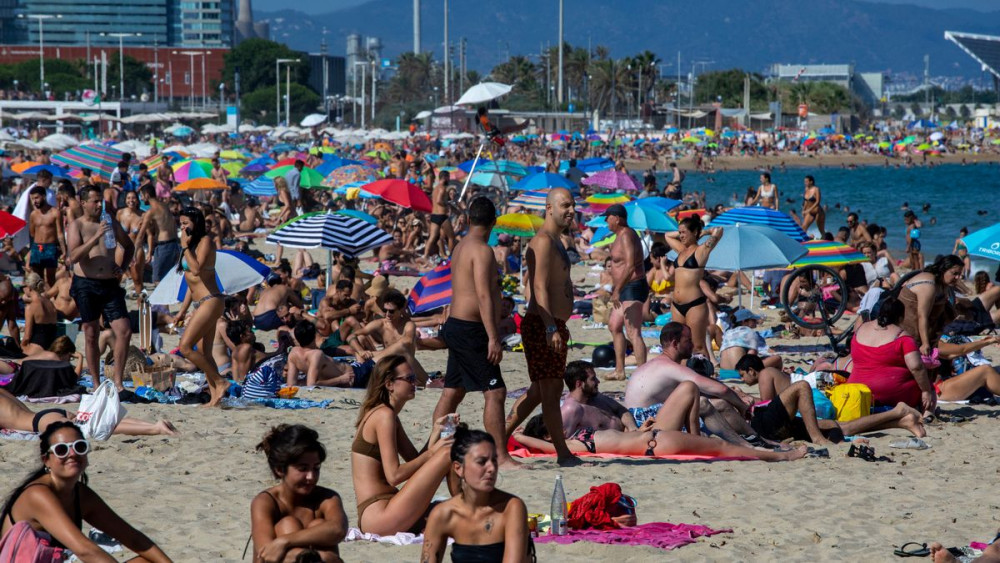 Bãi biển Barcelona, Tây Ban Nha đông nghẹt người, đa phần là thanh thiếu niên