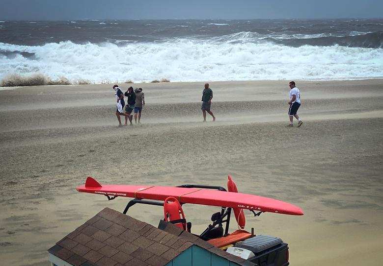 Gió mạnh tạo nên những cột sóng trắng xoá, cao hơn đầu người rất nguy hiểm tại bở biển New Jersey.