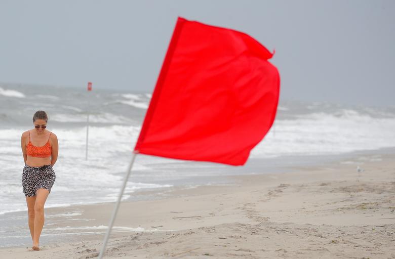 Cờ cảnh báo bão được cắm trên bờ biển New York.