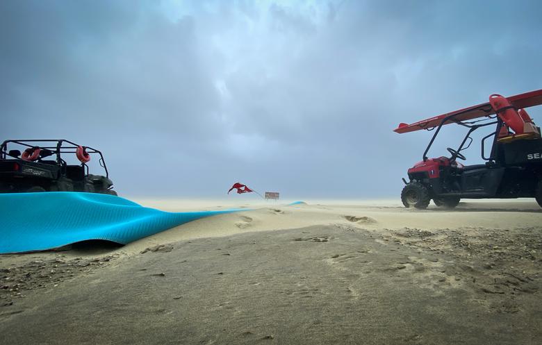 Những cơn gió mạnh khiến cát bay mịt mù ở khu vực ven biển Sea Girt, New Jersey.
