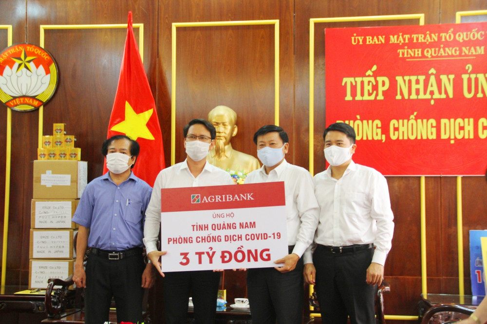 Hơn 8 tỷ đồng được các ngân hàng, doanh nghiệp trao cho tỉnh Quảng Nam để phục vụ công tác phòng, chống dịch COVD- 19 trên địa bàn