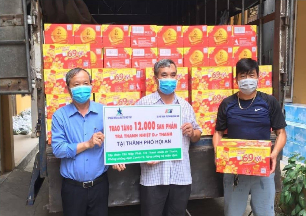 Cùng lúc đó, 12.000 sản phẩm Trà thanh nhiệt Dr Thanh khác cũng được trao gửi đến chính quyền, người dân tại thành phố Hội An. Ảnh: THP cung cấp
