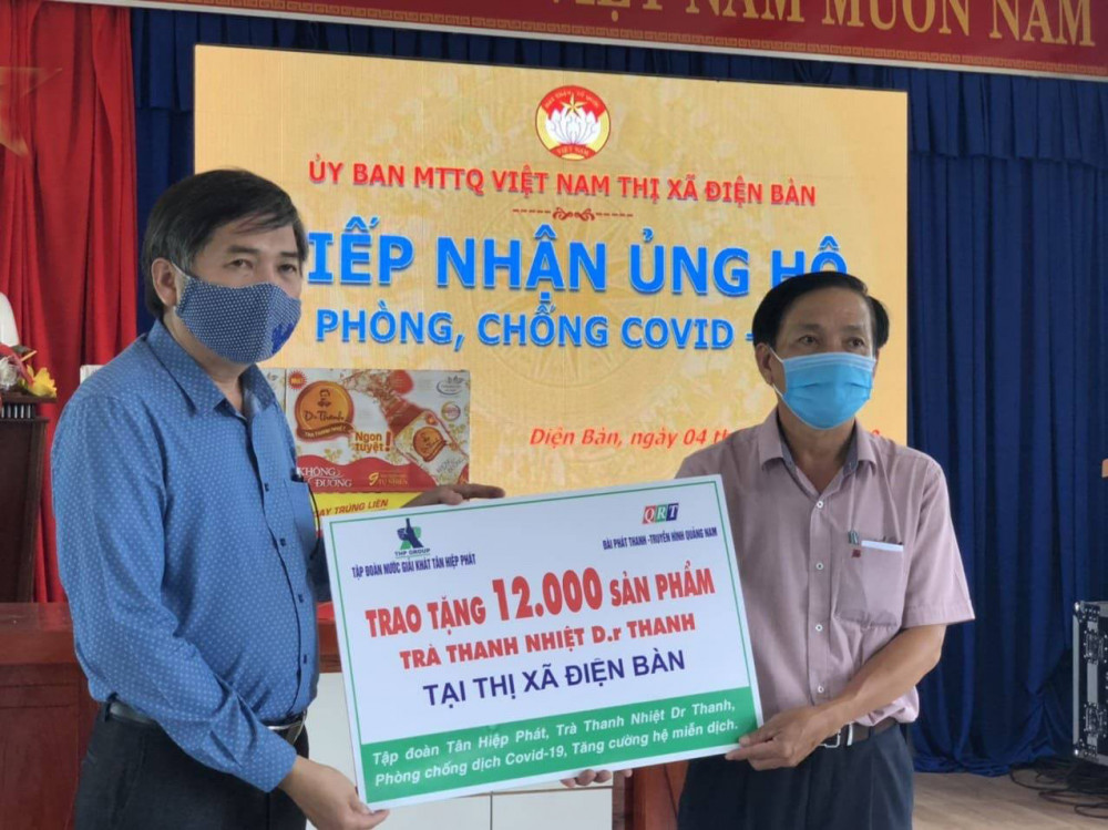 Đại diện lãnh đạo Đài PT-TH Quảng Nam trao tặng 12.000 sản phẩm Trà thanh nhiệt Dr Thanh cho lãnh đạo UBND thị xã Điện Bàn – Quảng Nam. Ảnh: THP cung cấp