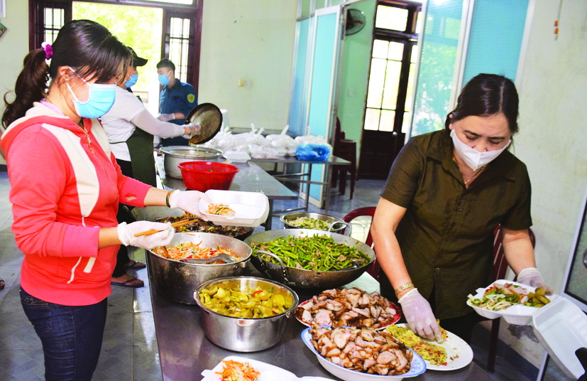 Rủ nhau nấu ăn, tiếp tế vào khu cách ly