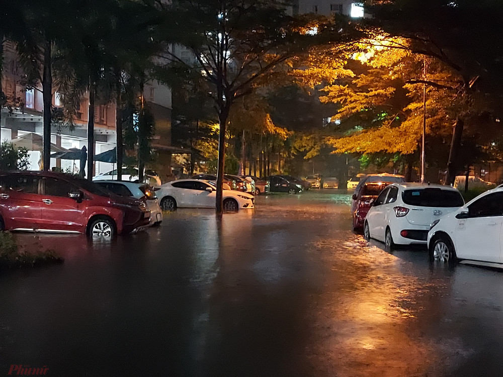Người dân ở chung cư Ehome 3 lo lắng nếu trận mưa đêm nay kéo dài đến sáng sẽ khiến nhiều xe ô tô bị ngập, hư hỏng.