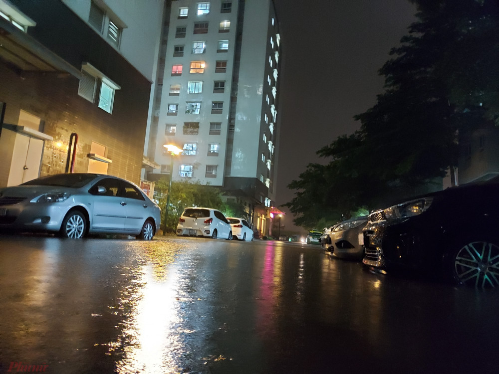 Tại chung cư Ehome 3 có hàng ngàn xe ô tô gửi dọc các tuyến đường nội bộ đang bị ngập nước tràn vào bên trong xe,