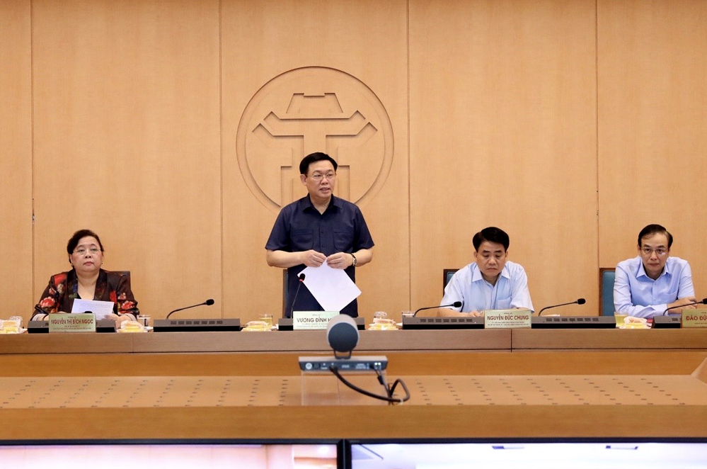 Bí thư Thành ủy Hà Nội Vương Đình Huệ chỉ đạo tại cuộc họp.