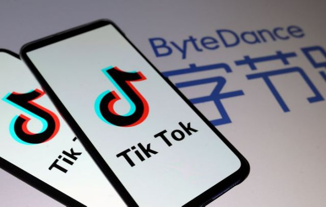 Logo ứng dụng chia sẻ video ngắn TikTok trên điện thoại thông minh - Ảnh: Reuters