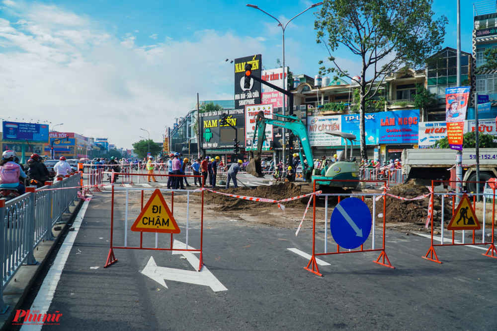 Đường Nguyễn Oanh nút giao với đườg Phan Văn Trị được rào chắn thi công